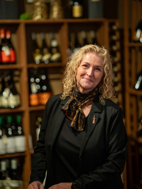 Amarone er et oplagt valg til dig der kan lide kraftige vine. Vinen har en smule sdme, hvilket giver den helt perfekte balance. Det kan altid betale sig, at betale lidt mere for sin Amarone - og med Riondo fr du den perfekte balance mellem kvalitet og pris!